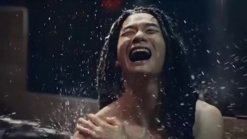 小伙把小乞丐带回家里,让发小帮其洗澡,这小表情也太销魂了吧