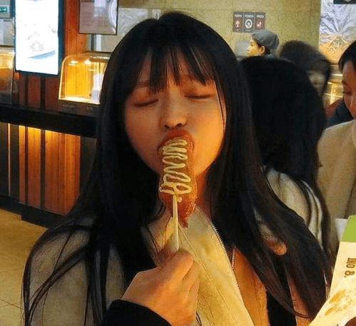 搞笑gif段子一看姑娘销魂的表情就知道热狗很美味