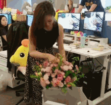 搞笑gif妹子,你这样偷偷摸摸地在桌底看手机,心机真够深的