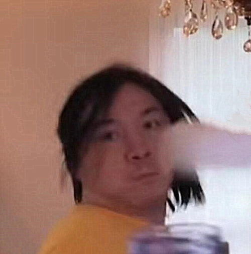 表情张大仙挑战最火踢瓶盖,脸上表情成亮点,仙友笑出猪叫声表情