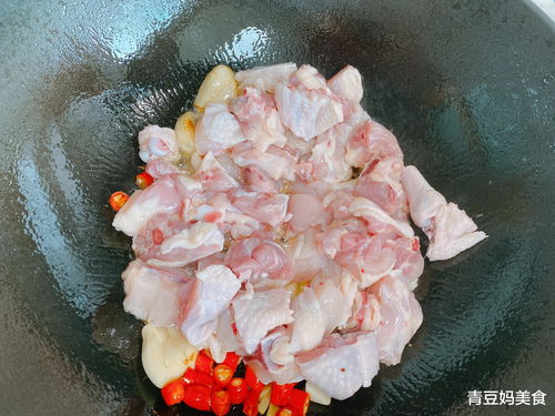 1斤螺蛳,半只鸡,这样做太美味了,汤浓肉香,连汤都不舍得倒掉