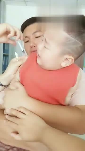 带宝宝去打针,看见这个表情,原谅我忍不住笑出声了