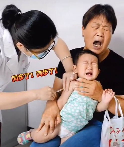 宝宝打针,奶奶表情神同步,网友吐槽宝宝身上疼,奶奶心里疼