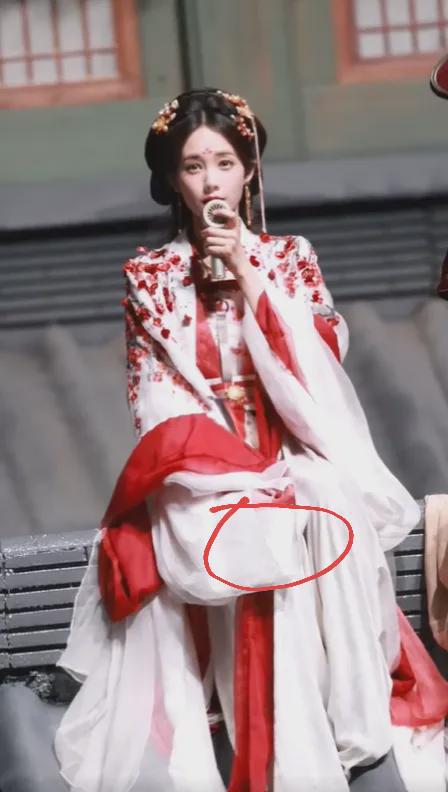 李一桐拍戏现场,蜈蚣钻进衣服,李一桐可爱表情好搞笑