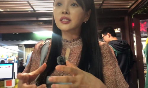 52岁伊能静街边卖橘子,怼脸拍仍零皱纹无瑕疵,表情可爱有少女感