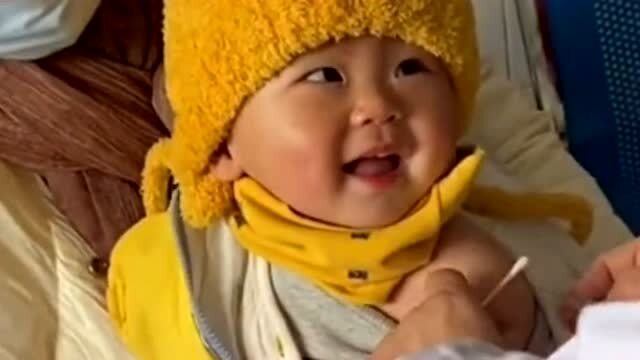 宝宝打针见护士献媚笑,下一秒痛哭成表情包,目击者很心疼