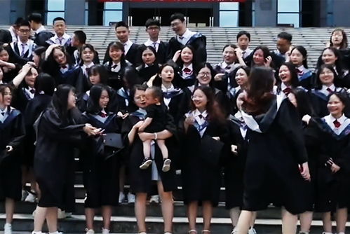 大四女生抱孩子拍集体毕业照,学习生娃两不误,有人羡慕有人忧