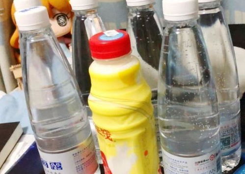 啤酒饮料矿泉水,瓜子花生八宝粥,过年回家坐火车时就吃这些食物