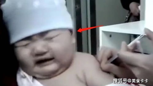 1岁宝宝打疫苗针,好奇看着医生不眨眼,接下来一幕大伙儿都乐了