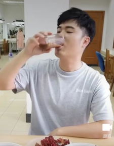 陈赫吃龙虾喝奶茶行云流水父女舞步魔性和谐,打针却秒变孩子