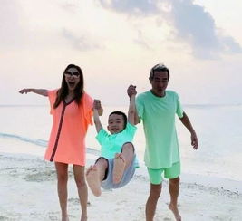 应采儿小腹凸显疑似怀上二胎带着妈妈儿子逛街表情是亮点