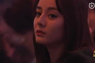 杨幂微博之夜获得公益榜样人物,台下一众明星的表情亮了