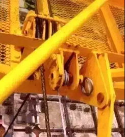 突发大连工地塔吊突然折断倒塌,万斤钢铁瞬间倒地,行车记录仪拍下全过程