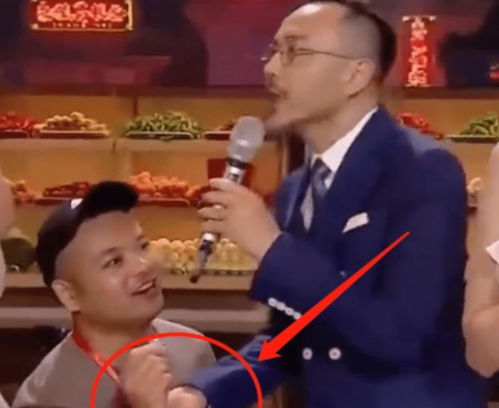 丁程鑫入学被包围追拍,从校外拍到校内,一点私人空间都不给