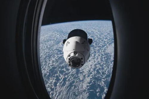 dragon补给船已和国际空间站对接宇航员正忙着拆包裹
