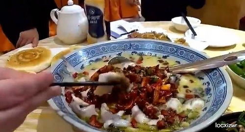 老外第一次吃中国的酸辣鱼,刚吃的表情就惊呆了,好吃到不录视频