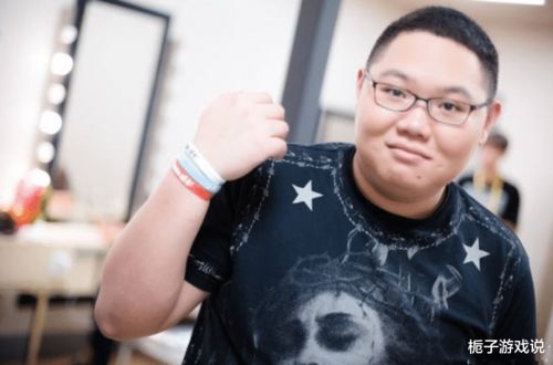pdd试玩拳头自制新游戏后,听到了那个男人的语音包,观众全体起立