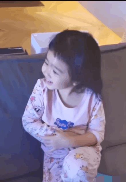 包贝尔女儿将李先生听成李现,立刻变身追星族,花痴表情搞笑十足