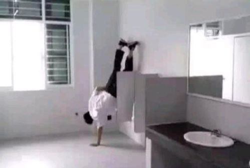 每日一笑男生厕所看到的一幕,想问下他到底在干什么