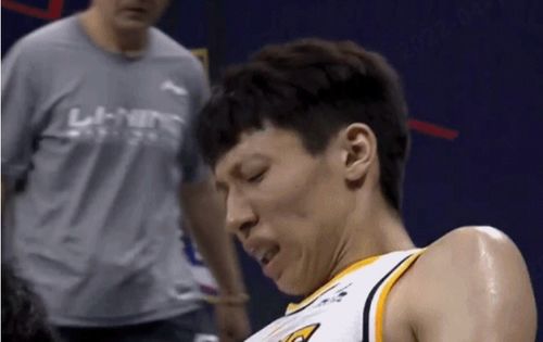 广厦隐患赵岩昊疑似大腿拉伤末节未登场缠厚厚冰袋表情痛苦