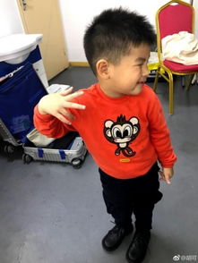 胡可深夜晒儿子搞怪萌照小鱼儿挤眼卖萌表情亮了