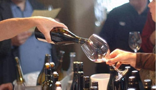 提醒爱喝酒的人牢记这4个酒后猝死前兆,一旦出现及时就医