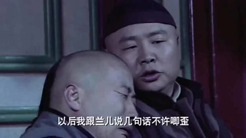 德贵趁机偷袭滚地龙,棍子举起的一瞬间,滚地龙突然睁开了眼睛