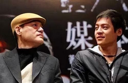 回顾演员巍子与妻子离婚净身出户抱着儿子大哭,儿子成他的骄傲