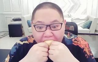 pdd挑战30秒无表情吃柠檬,等30秒结束后表情亮了飞天骚猪