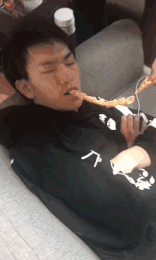 你绝没见过的硬核钢管舞摇头晃脑的动态图