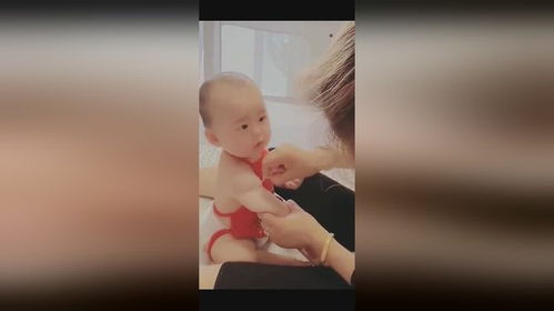 奶奶假装给孙子打针,这表情亮了,宝宝真聪明
