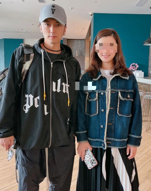 40岁谢霆锋与女粉合照曝光,单手插兜显拘谨,皮肤紧致似年轻小伙