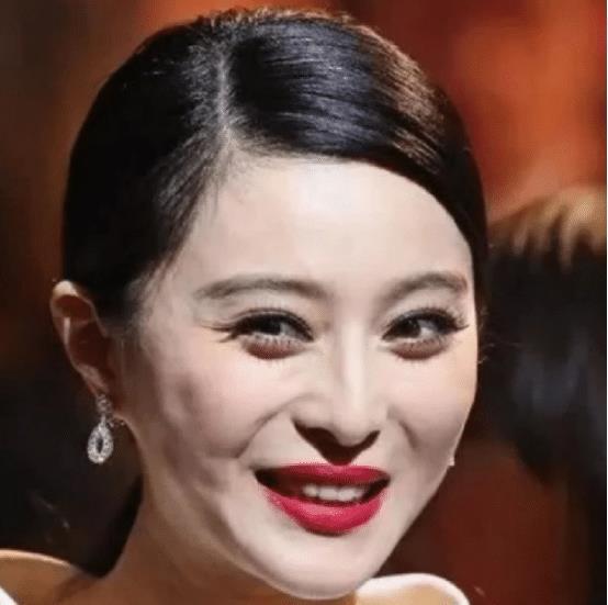 被外媒坑惨的中国女星,拍完照不给修图,暴露出最丑的一面