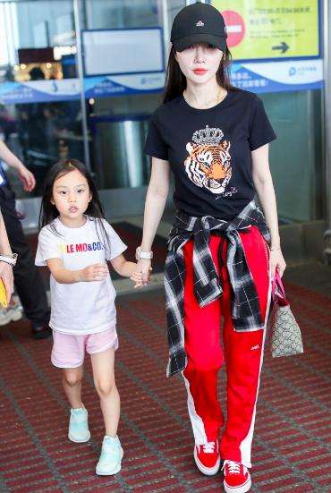 黄子韬演唱会空荡荡,荧光棒代替观众,网友怎么有勇气开演唱会