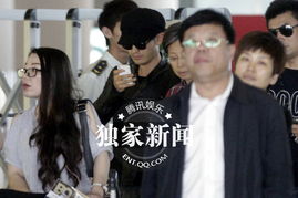 黄晓明低头玩手机不看路表情搞怪喜感强