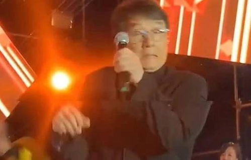 65岁成龙被武僧从背后飞踹偷袭duang他的表情才是亮点