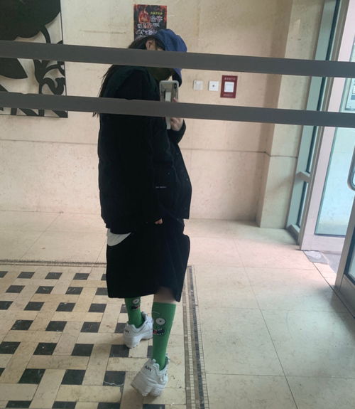 表情包女孩金靖,私服却堪比时装秀,马甲线大长腿一样都不少