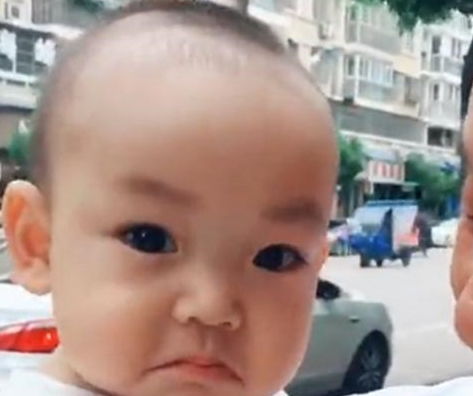 为断奶宝妈狠心消失一周,母子再次相见时,宝宝表情惹人鼻酸
