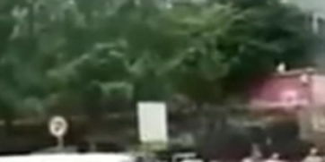 路遇老人车祸昏迷护士跪地人工呼吸