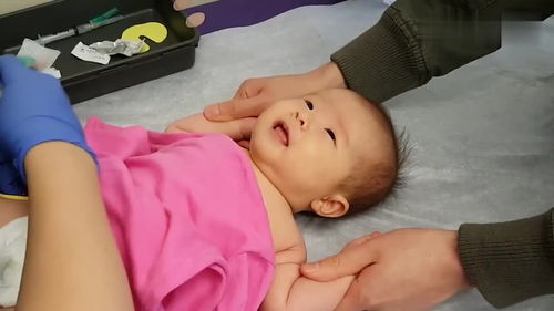 小宝宝来打针,这表情看起来很不安,想抱抱宝宝