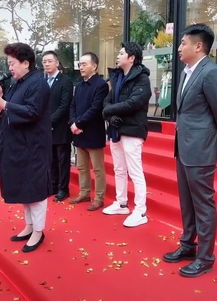 郎朗参加活动,戴手套鼓掌表情不自然,飘了