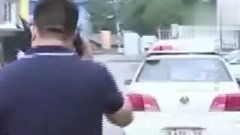 心酸女童遭奔驰撞飞身亡肇事司机父亲雨中向女孩父亲下跪道歉