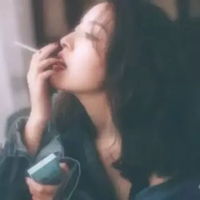 抽烟网图女生头像霸气真人网图女生霸气抽烟头像