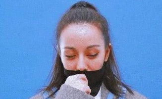 杨幂预言成真热巴发际线愁人,最新硬照被吐槽表情凶悍