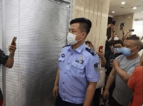 郭德纲现身医院接种疫苗被围观,打针时显紧张不敢看,表情喜感