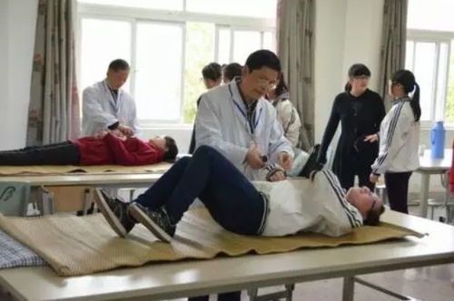 高考体检需要一丝不挂有人吓成表情包,都是传言惹的祸