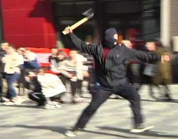 香港财富广场门前,三名男子抽出刀棍,逢人便砍阜城上演警匪大战
