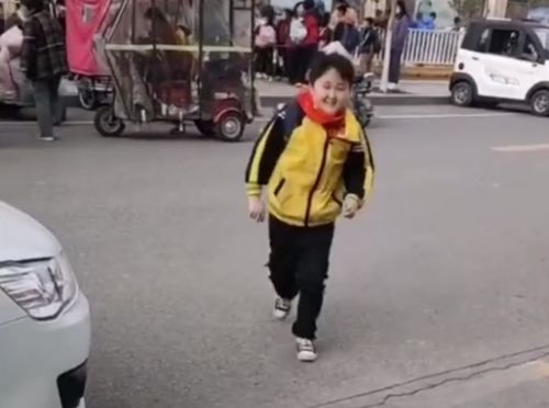 山东男孩向同学炫耀妹妹,嘚瑟表情太可爱,获封宠妹狂魔