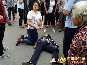 女子遇车祸陌生女孩人工呼吸