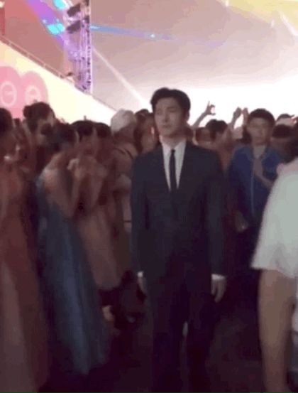 蔡国庆晒明星后台合照,邓伦李现杨洋出镜,旁边路人表情太真实